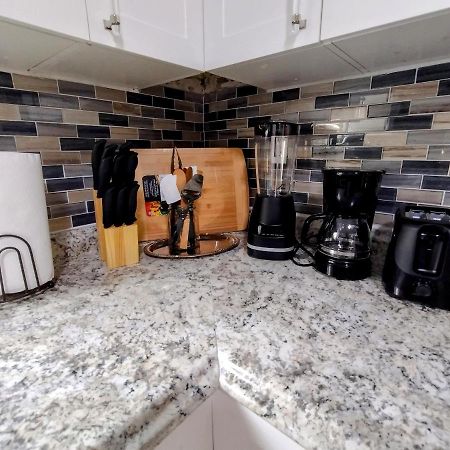 Cheerful 3-Bedroom Home /Ac+ Free Parking Норт-Майами-Бич Экстерьер фото