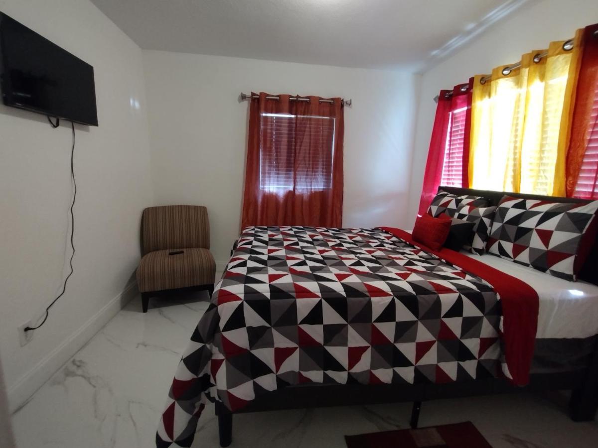 Cheerful 3-Bedroom Home /Ac+ Free Parking Норт-Майами-Бич Экстерьер фото