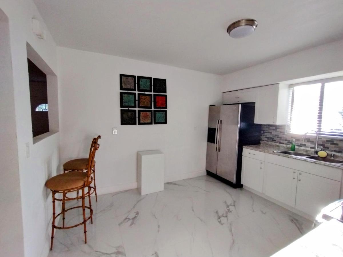 Cheerful 3-Bedroom Home /Ac+ Free Parking Норт-Майами-Бич Экстерьер фото