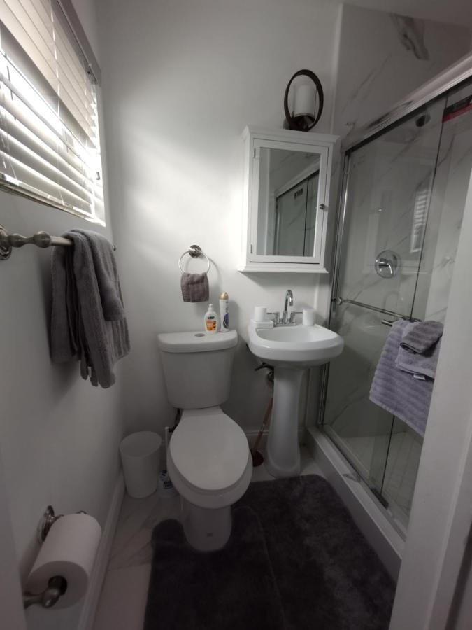 Cheerful 3-Bedroom Home /Ac+ Free Parking Норт-Майами-Бич Экстерьер фото