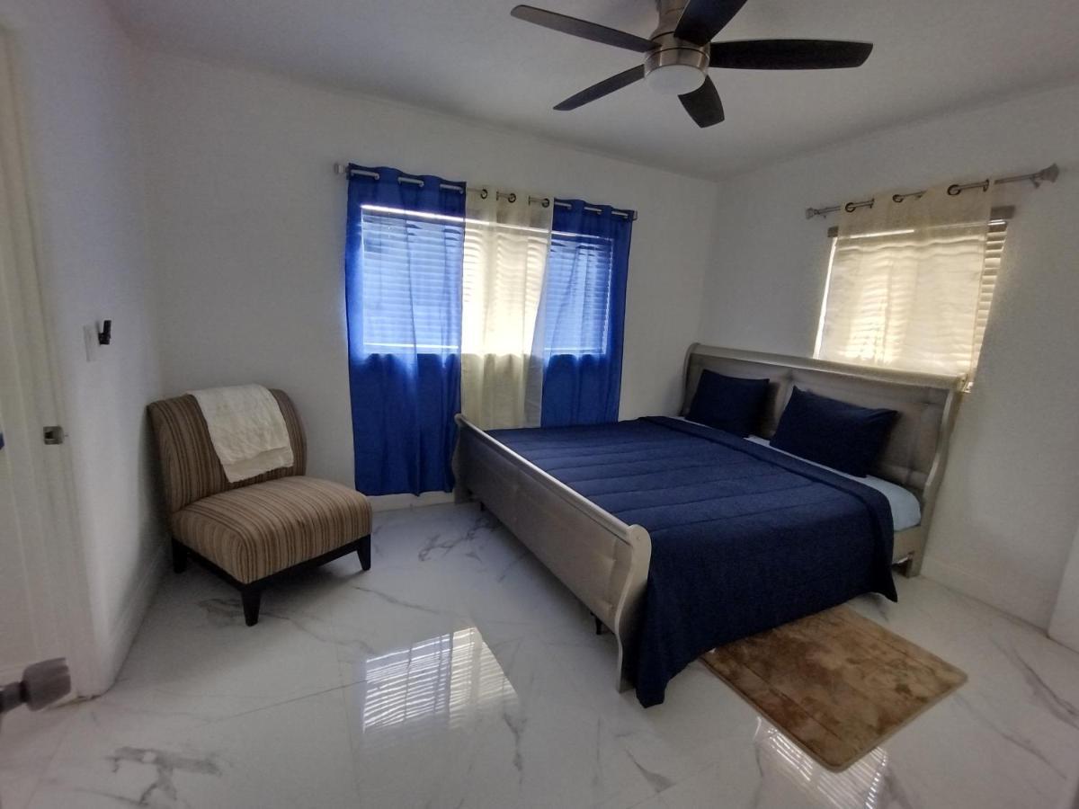 Cheerful 3-Bedroom Home /Ac+ Free Parking Норт-Майами-Бич Экстерьер фото