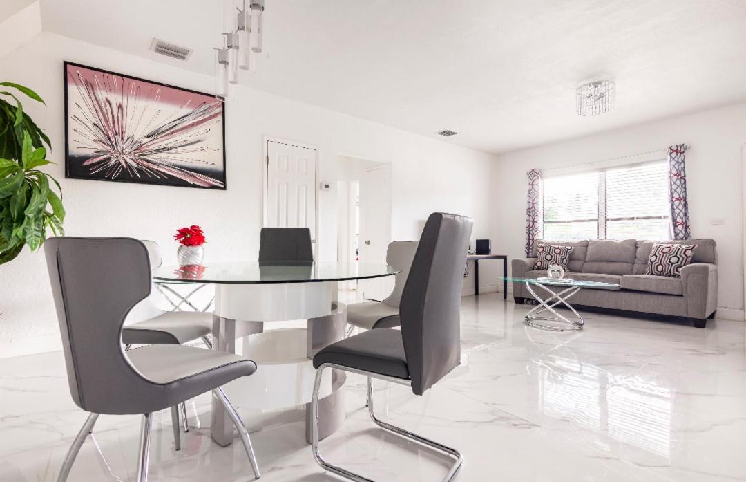 Cheerful 3-Bedroom Home /Ac+ Free Parking Норт-Майами-Бич Экстерьер фото