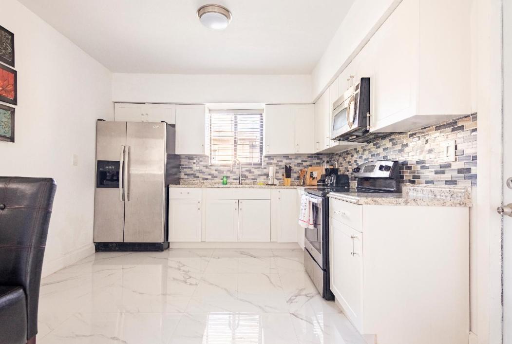 Cheerful 3-Bedroom Home /Ac+ Free Parking Норт-Майами-Бич Экстерьер фото